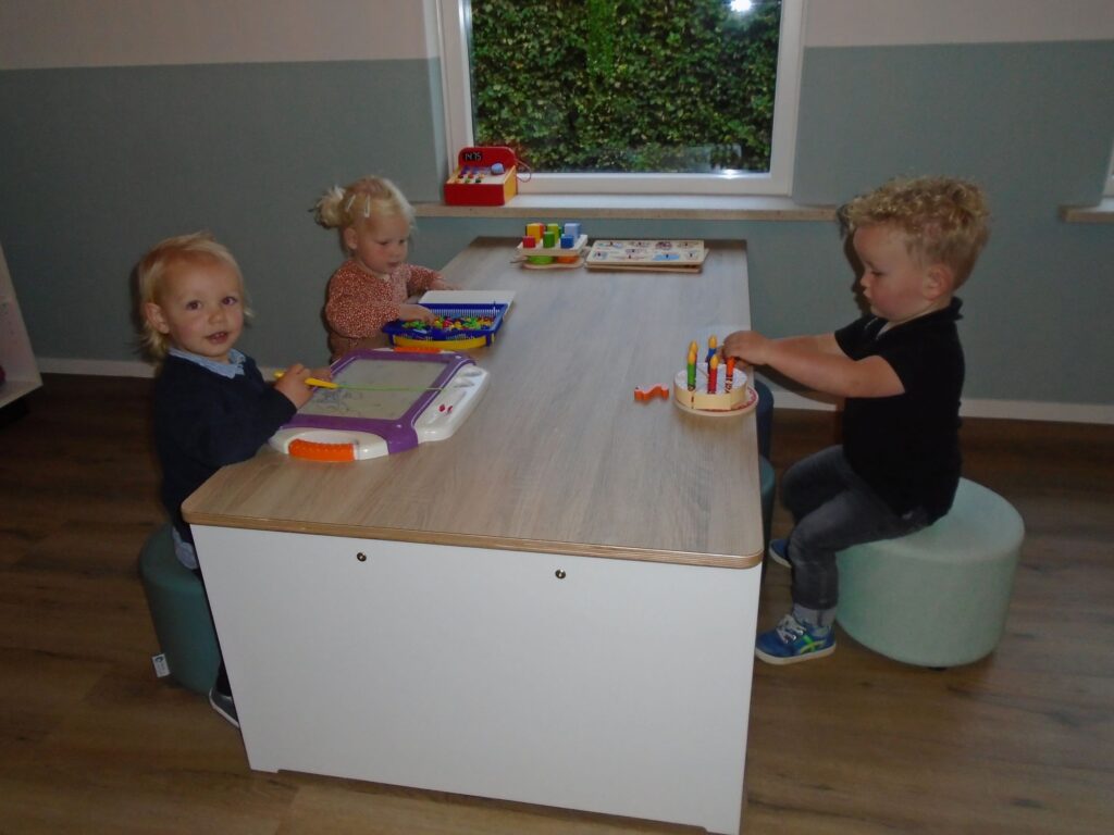 kinderen aan tafel