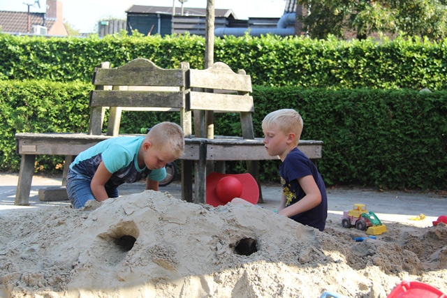 jongens spelen in zandbak
